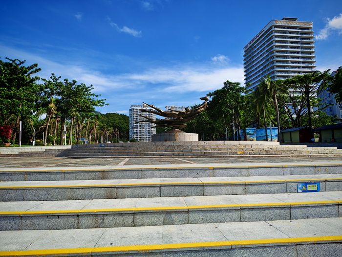 Центральная площадь Додунхая. Скульптура пловцы.