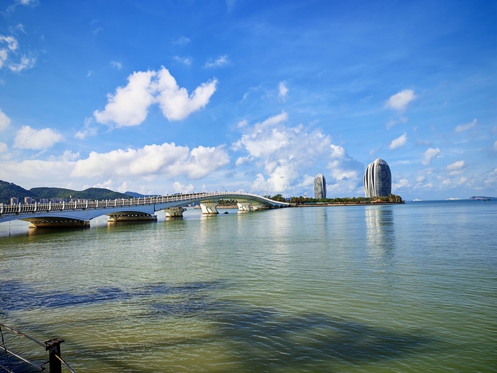 Мост с большого острова на маленький