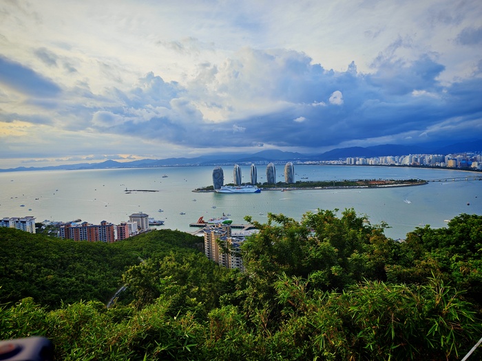 Остров Феникс. Вид из парка Олень повернул голову