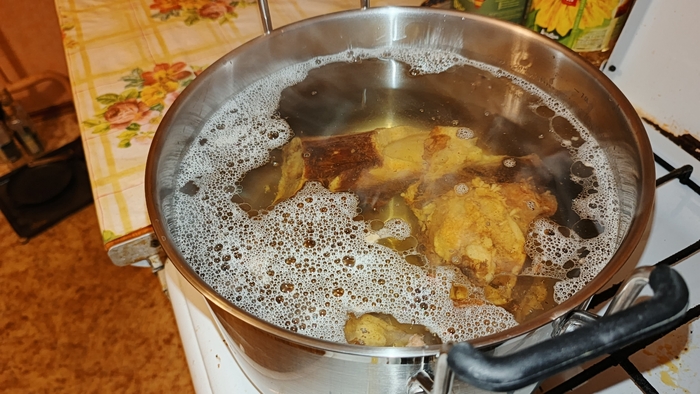 Чтобы качественнее удалить шум, сдвиньте кастрюлю на край горелки, шум соберется на противоположной огню стороне.