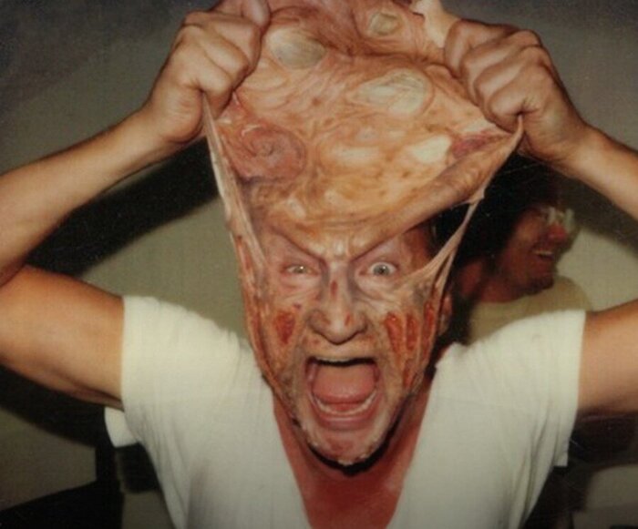 Роберт Инглунд снимает грим