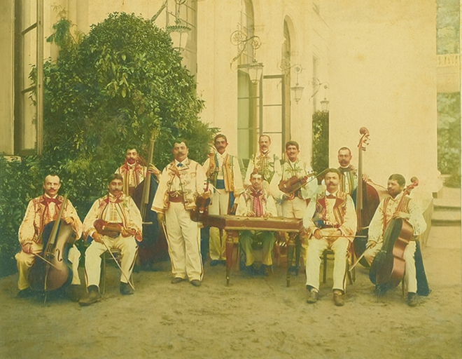 И. Аксаков. Музыканты румынского оркестра у центрального портика дворца. 1896.
