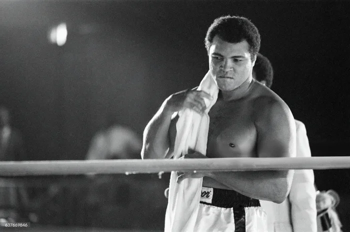 Мухаммед Али пытается вернуться в форму в тренировочном лагере на Багамах, перед своим решающим боем с чемпионом в тяжёлом весе Тревором Бербиком. 17 ноября 1981 года. Фото Майкла Бреннана. Мухаммед Али пытается вернуться в форму в тренировочном лагере на Багамах, перед своим решающим боем с чемпионом в тяжёлом весе Тревором Бербиком. 17 ноября 1981 года. Фото Майкла Бреннана.