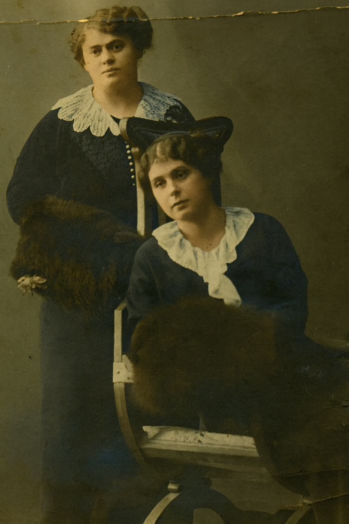 Неизвестный автор. Пианистки Ольга Павловна Шпор и Ольга Милявская. 1907.