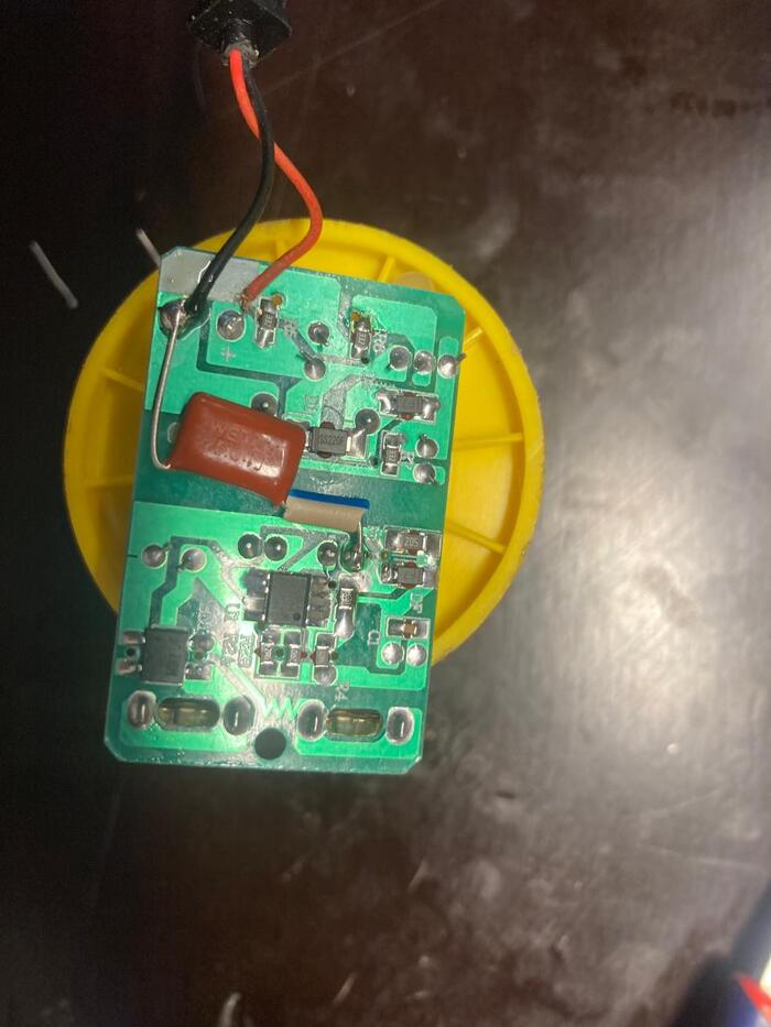 Есть варианты где на него тупо забили, на отверстия тоже.