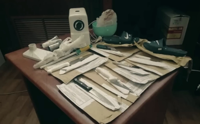 Фото с вещдоками в процессе обыска