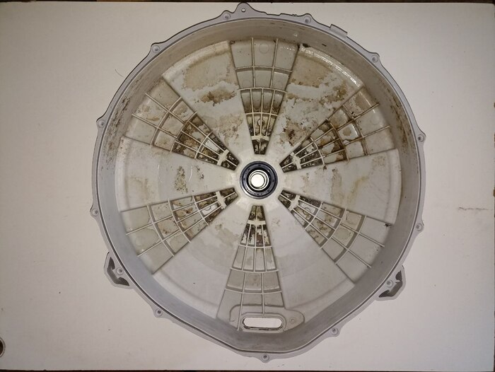 Оставшаяся грязь на стенках бака после мойки автомойкой.