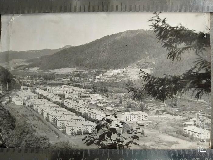 Горный, вид с сопки, прямо над единственной дорогой в посёлок. На заднем плане на склоне горы - действующая горно-обогатительная фабрика.