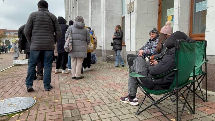 Настоящие театралы занимали очередь с 17 часов. Открытие касс - в 11 утра.
