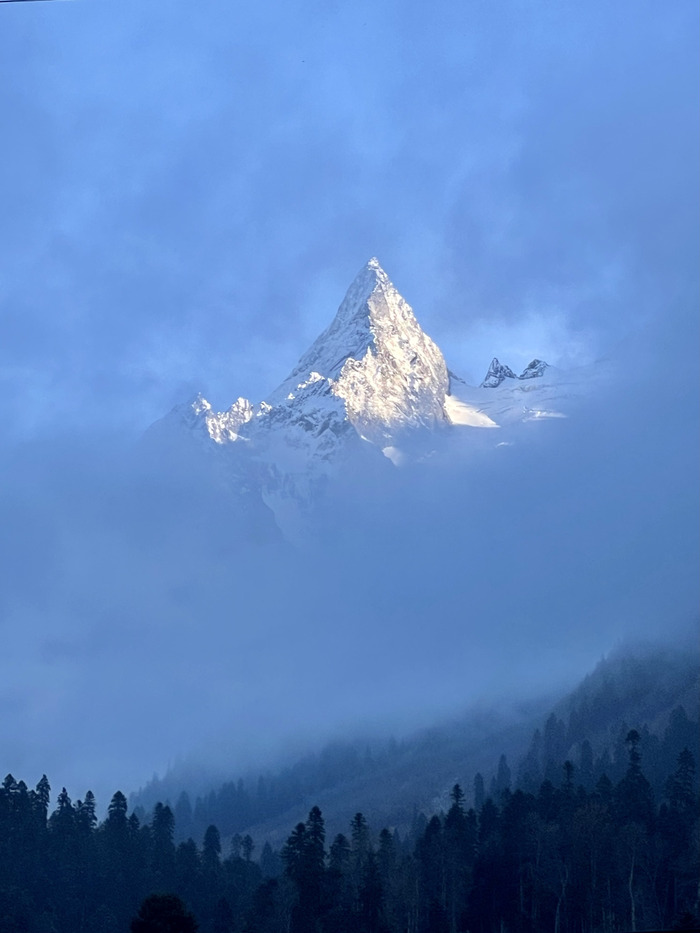Октябрь 2021. Был всего момент, чтобы успеть сфотографировать между туманом.