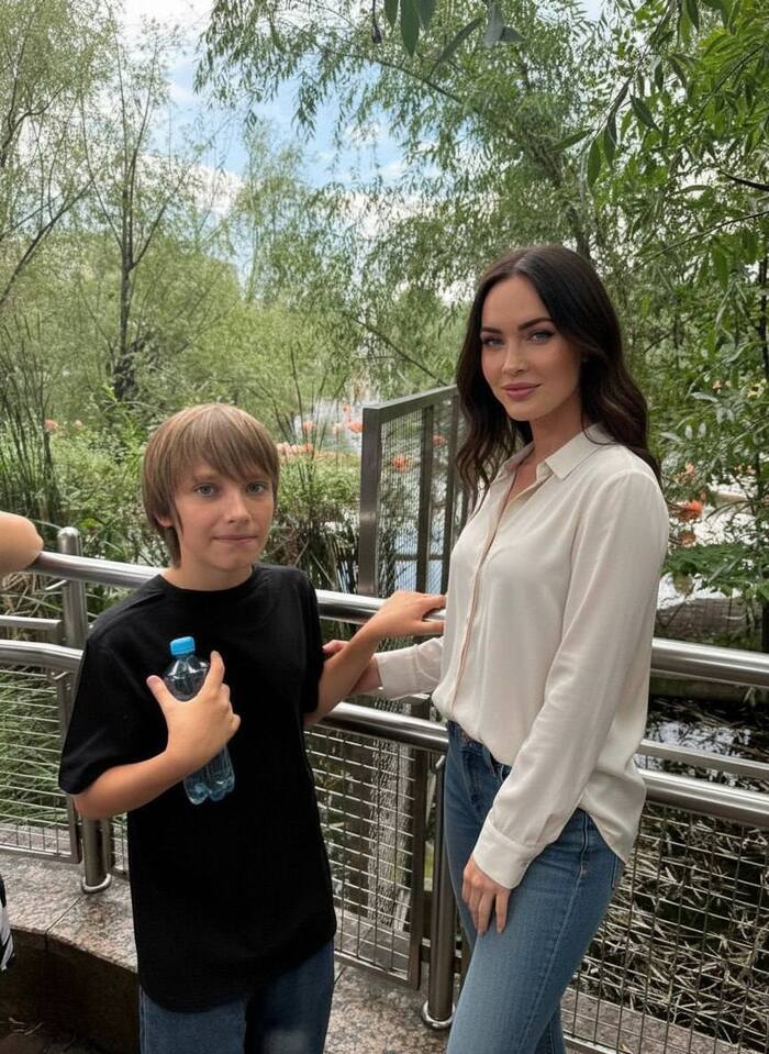 С красоткой справа