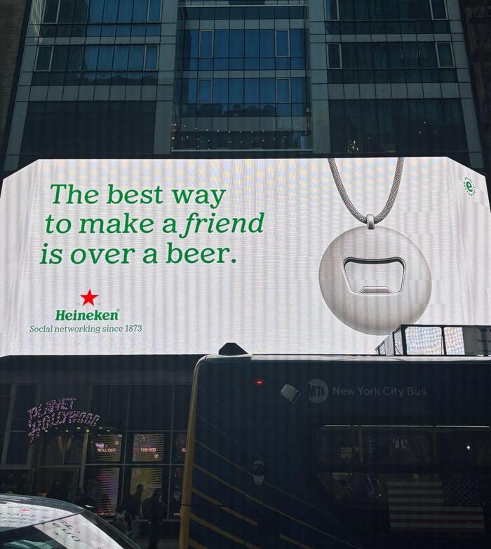 Бренд пива Heineken назвал себя соцсетью с 1873 года. А вы когда последний раз знакомились с кем-то в баре?