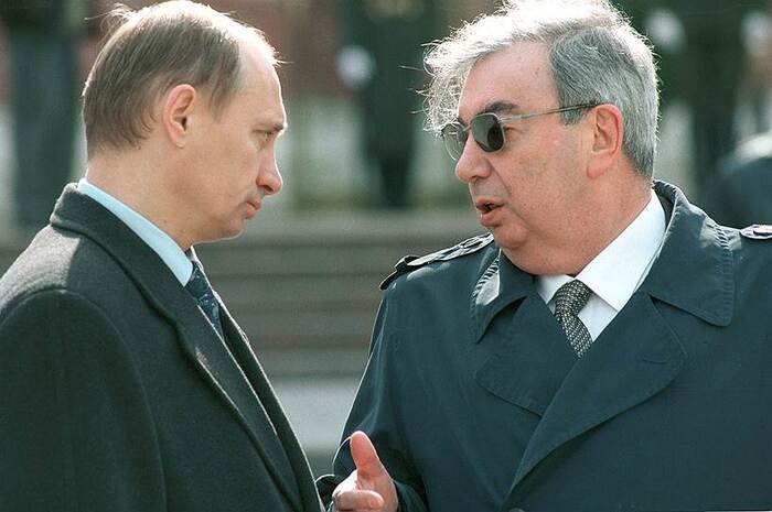 Говорят, что в 2014 году Владимир Путин подарил Примакову антикварный примус 80х годов. с надписью: «Рекорд 1». Шутка в том, что в высших политических кругах у Примакова было прозвище «Примус».