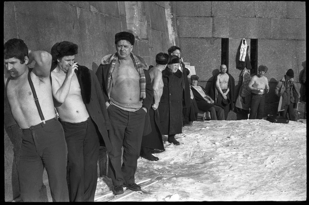 Стена, где встречаются моржи. Фото:Владимир Соколаев, 28 февраля 1982 года, г. Ленинград, Петропавловская крепость - Фотография, Пленка, Черно-белое фото, СССР, Ленинград, 1982, Зима
