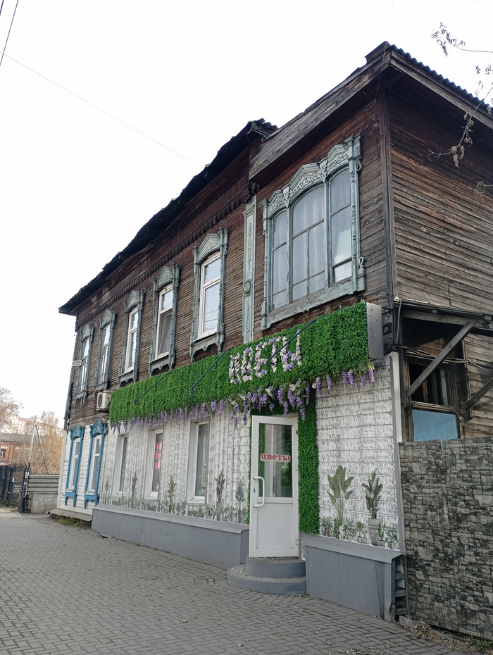 процветания вашим цветам, покрасьте пожалуйста ставни на втором этаже, посимпатичнее будет