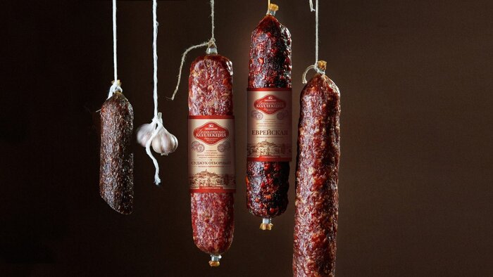 Плоды кигелии очень похожи на такие вот колбасные изделия.