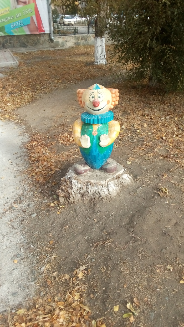 Деревянная фигура клоуна на улице Горняков г. Сибай.