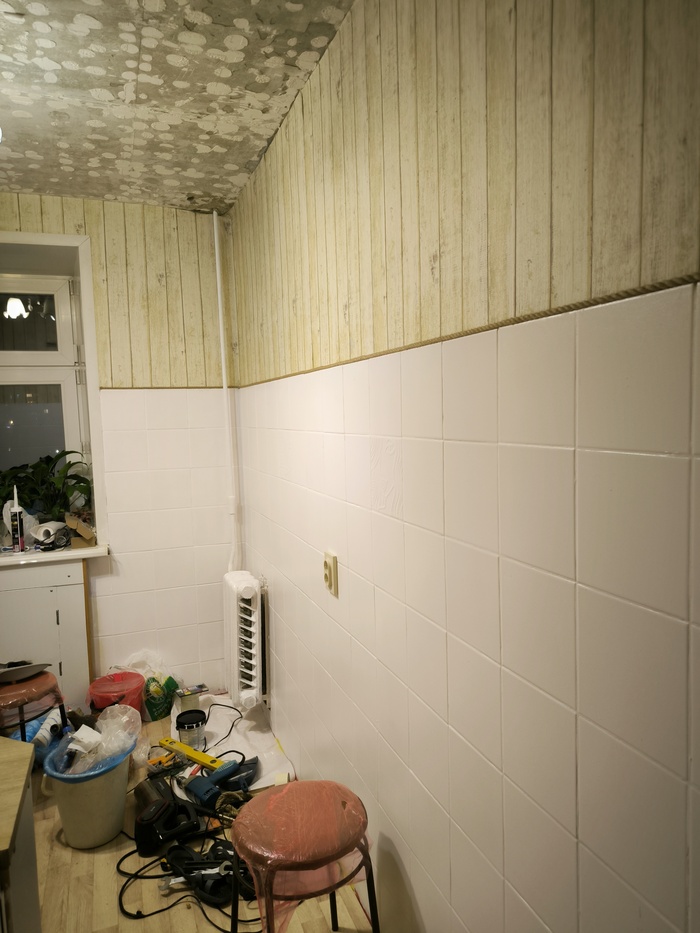 Пустила по стыку верёвку в качестве декоративного плинтуса, вписалась как родная