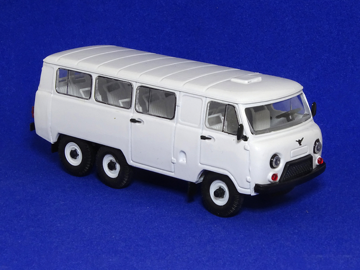 Рис. 1. Модель автомобиля УАЗ-452К от производителя «Мир отечественных моделей» в масштабе 1:43