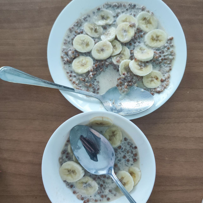 Гречка на молоке с бананом, корицей и гвоздикой — простое, но неожиданно вкусное сочетание.
