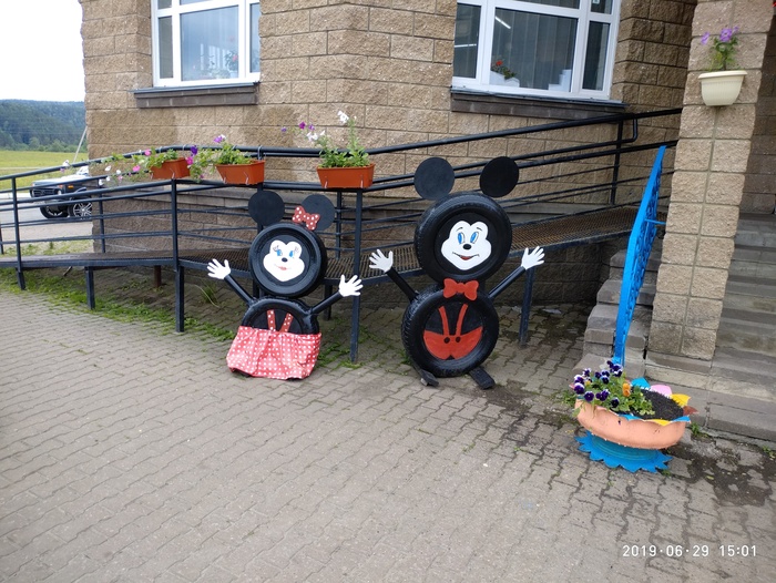 Сделаны из автопокрышек.