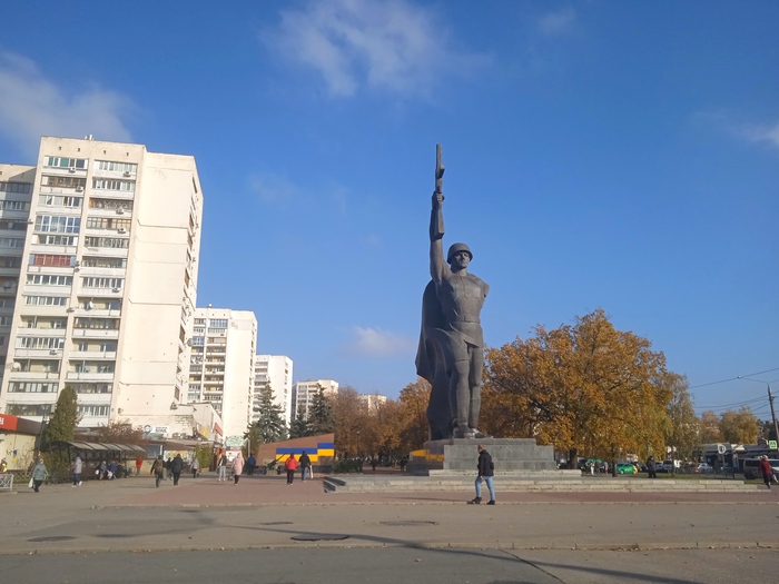 Памятник Воину-освободителю у станции метро имени 23 августа