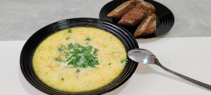 Готовый суп разливаю по тарелкам. Добавляю зелень и черный перец. Нарезаю чесночный багет. Это вкусно!