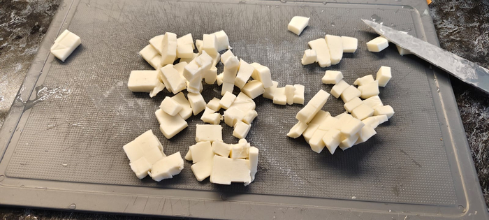 Сыр нарезаю кубиком.