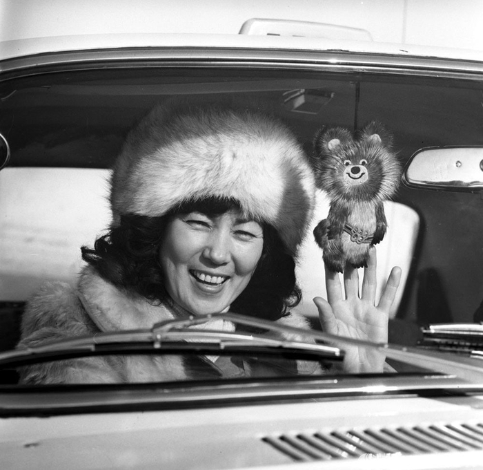 Девушка в такси с Олимпийским Мишкой - талисманом Олимпиады-80. Якутск, 1979 год