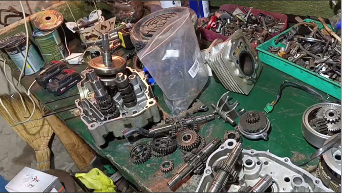 Да, все шестерни с валов кпп, как со старой, так и с новой, он снял и бросил в один пакет, мудила.