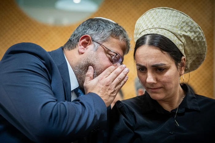 Иронично: В одном кадре еврей-террорист министр Бен-Гвир и депутатка Лимор Сон Хар Мелех, отрицающая существование еврейских террористов.