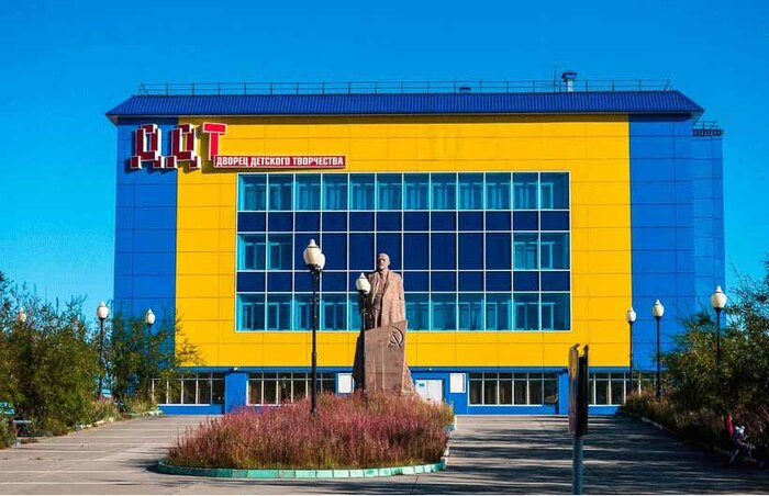 Дворец детского творчества, внутри есть бассейн и куча других занятий для детей.