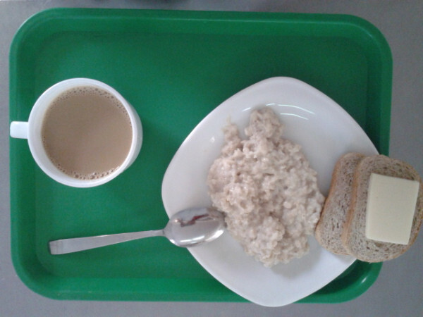 Насточщая еда в школьной столовой. Иногда манная иногда перловая