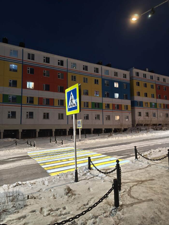 Немного северного киберпанка - пешеходный переход с лазерным проектором "зебры".