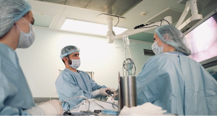 Врачи Склифа впервые в России удалили ребро через проколы