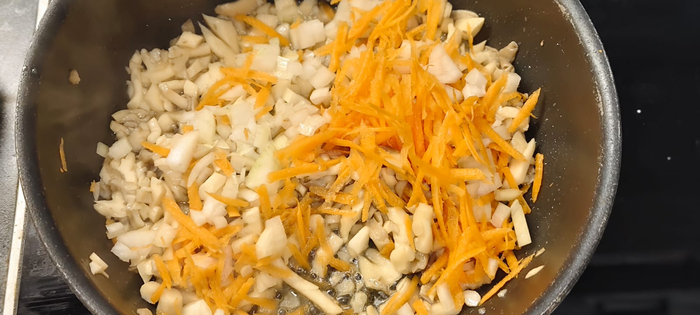 Наливаю масло и обжариваю. Как только грибы дали воду кладу морковь и лук. Солю и перчу