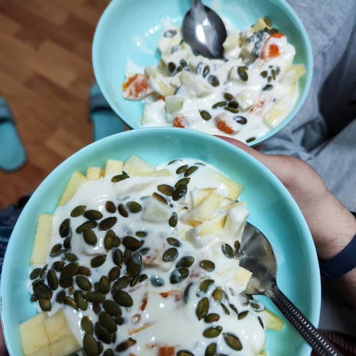 Фруктовый салат с домашним йогуртом — десерт, который не вызывает угрызений совести.