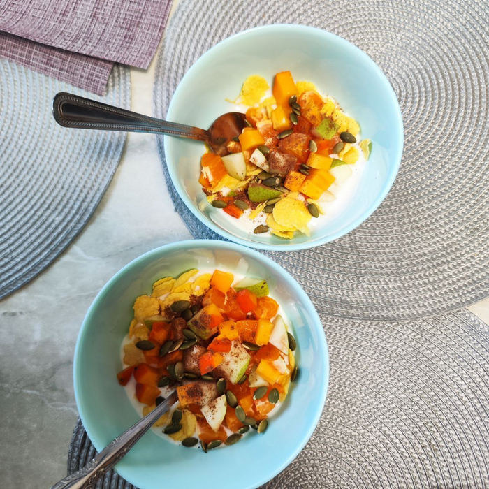 Домашний йогурт с фруктами, орехами и пряностями — ароматный, лёгкий и идеальный завтрак.