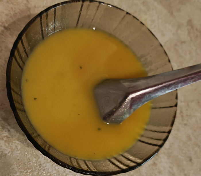 Добавляем кипяток, перемешиваем 15 секунд, ждем минуту и можно пробовать.