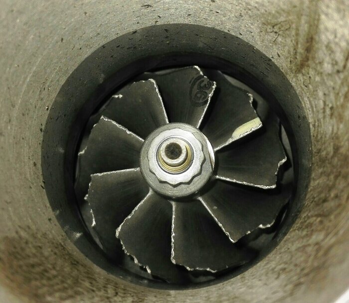 Поврежденные крыльчатки турбины