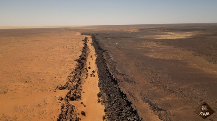 Новый «Канал Атлантов» на востоке плато Адрар. В прошлом соединял верхнее море с нижнем. 21°31'58"N 10°35'18"W