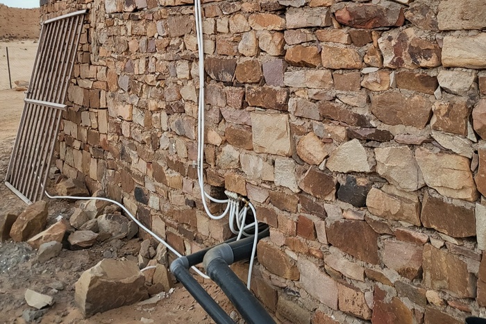 Дома местных жителей состоят из разноцветного кирпича, который они добывают из плато Адрар