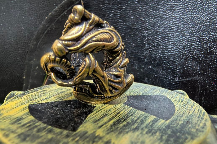 Зловещая тень от фигуры ложится на массивные трубы. Эти кадры рождаются на стыке науки и фантастики.