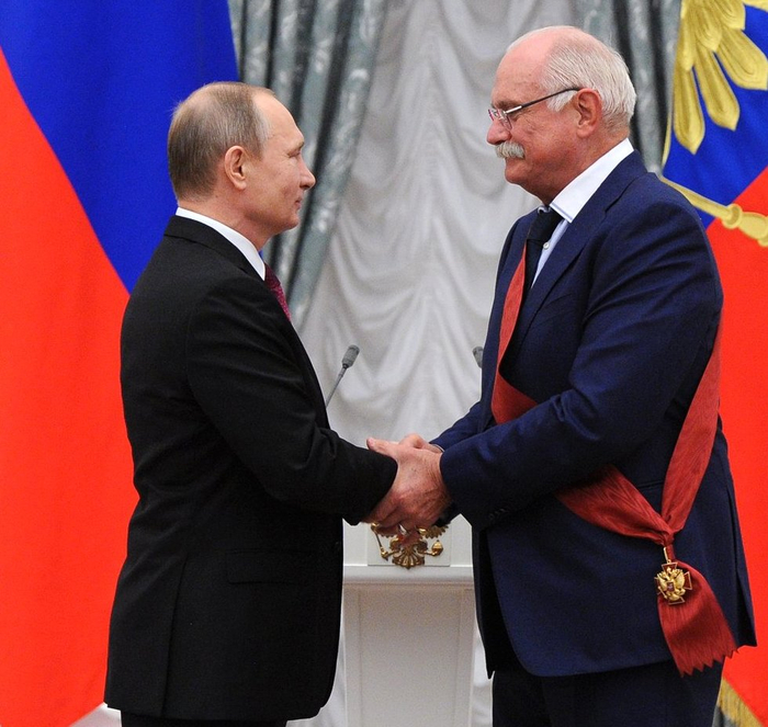 На церемонии вручения государственных наград Российской Федерации. Орденом «За заслуги перед Отечеством» I степени награждён кинорежиссёр, председатель Союза кинематографистов Никита Михалков. Date10 December 2015