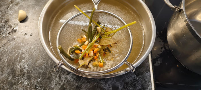 Готовый бульон отфильтровываю. Мясо вылавливаю и охлаждаю