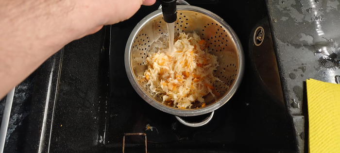 Капусту промываю