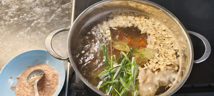 Как только пена престаёт выходить добавляю коренья, стебли от зелени и специи