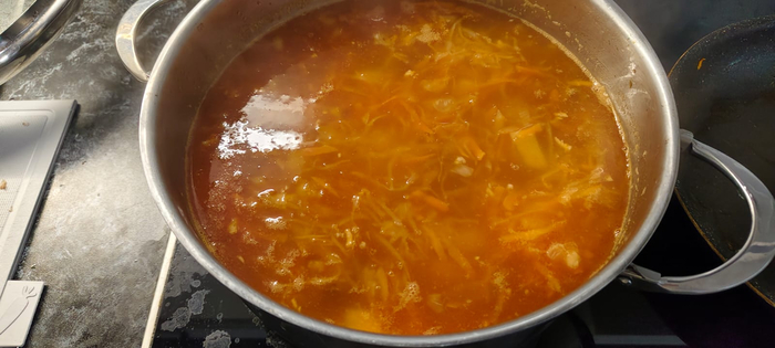 Выдавливаю через пресс чеснок и варю до готовности картофеля. Даю постоять 20 минут на остывающей плите