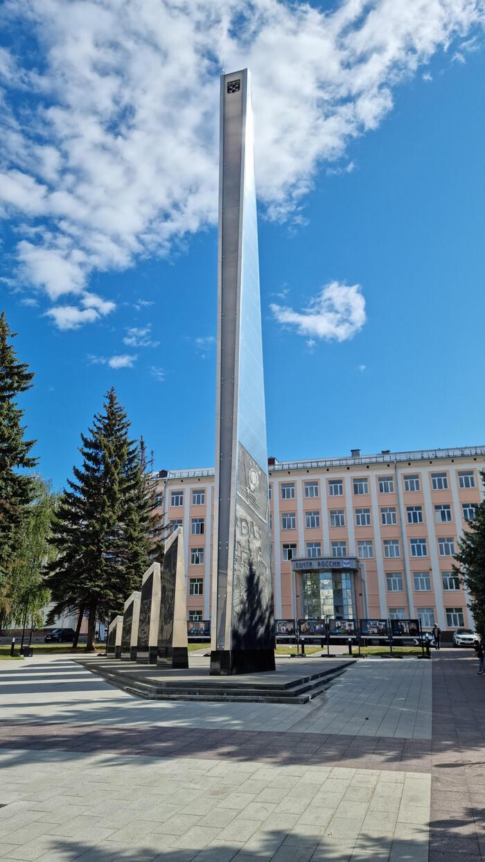 Памятник трудовой доблести перед грандиозным зданием почты. Очень символично, учитывая, сколько сил я потратил, чтобы её найти.