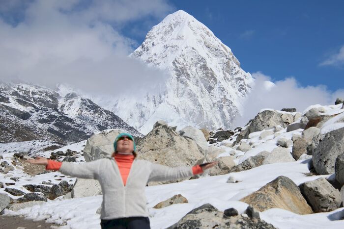 На фоне горы Пумори, идеальной формы гора